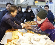 <28일 오후 연말연시를 맞이하여 오산 오색시장에 김동연 경기도지사가 방문하여 상인과 인사를 나누고 있다.>