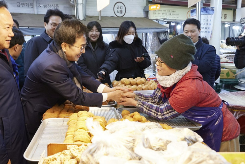 &#038;lt;28일 오후 연말연시를 맞이하여 오산 오색시장에 김동연 경기도지사가 방문하여 상인과 인사를 나누고 있다.&#038;gt;